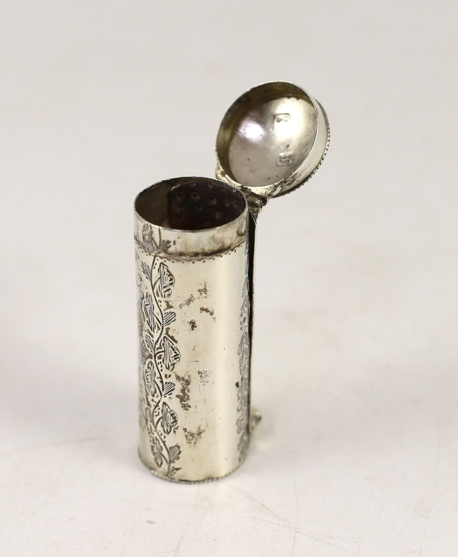 A George III silver cylindrical nutmeg grater, by Richard Gardner